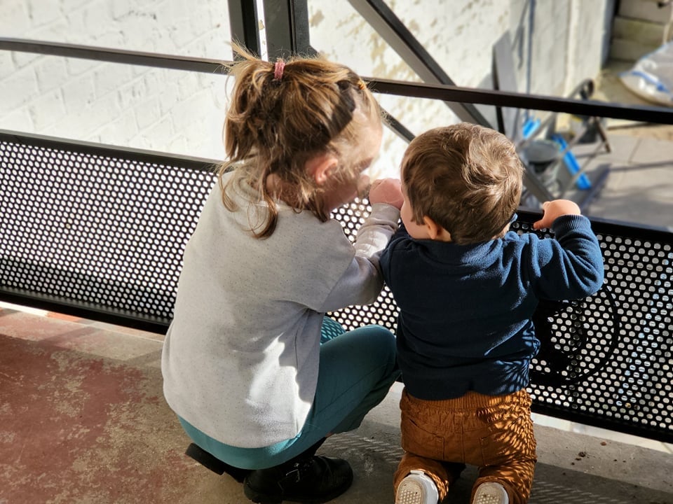 Des enfants découvrent un garde-corps réalisé sur mesure par AD Créateur