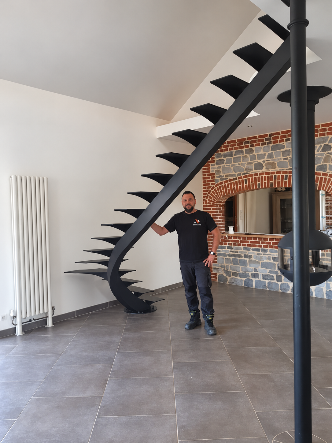 Alexandre Didio à côté de la structure d’un escalier métallique installé