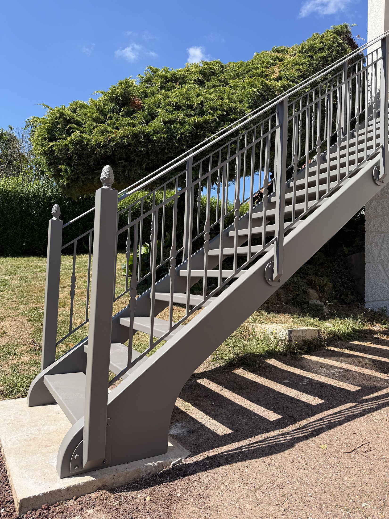 Escalier extérieur en acier thermolaqué gris fabriqué sur mesure par AD Créateur
